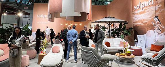 Der solpuri-Moment: Raum für Begegnung Bildaufnahme vom solpur-Stand auf der Salone del Mobile 2025